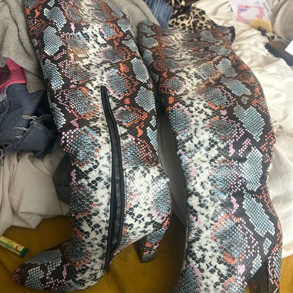 unbranded Shoes - Chic Snakeskin Over the Knee Boots